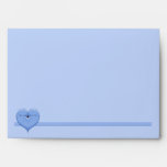Dos palomas un sobre azul de la tarjeta del corazó