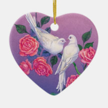 Dos palomas y flores en un corazón ornamentos de reyes
