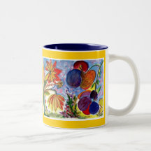 Dos tazas azules y anaranjadas grandes de la flor