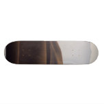 Dunas de arena en la puesta del sol tabla de skate