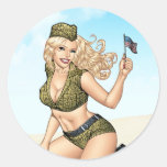 Ejército o chica modelo militar con la bandera ame pegatina redonda