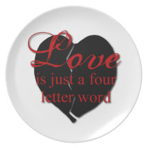 El amor es una palabra de cuatro letras platos