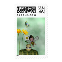 El bebé adorable lindo manosea la miel de la abeja franqueo
