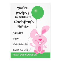 El conejito rosado que lleva a cabo cumpleaños ver invitaciones