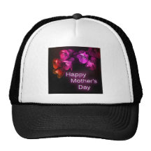 El día de madre feliz con las flores rojas gorras de camionero