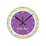 El dormitorio del niño colorido del lunar