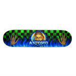 El fuego azul del cráneo de Antonio flamea skaters