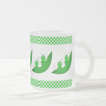 El gemelo de SweetBee manosea la taza de las abeja