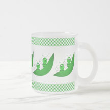 El gemelo de SweetBee manosea la taza de las abeja