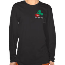 El lápiz labial del ~ de la camiseta rojo me besa 