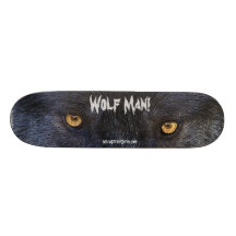 El LOBO OBSERVA el monopatín salvaje del Fauna-Par
