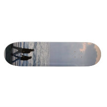 El océano vara las nubes de la puesta del sol patineta personalizada