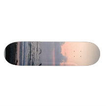El océano vara las palmeras de las nubes de la pue tablas de patinar