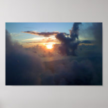 El practicar surf de la nube de la mañana posters