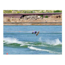 El practicar surf del agua del embarque tarjetas postales