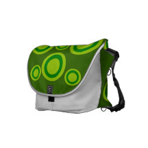 El verde circunda la bolsa de mensajero del tema bolsa de mensajería