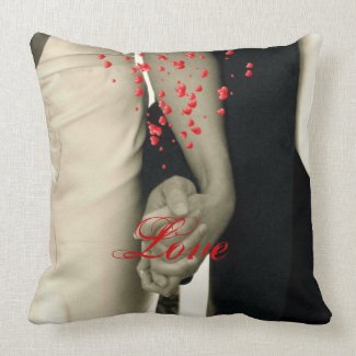 elegant hearts B&W vintage couple holding hands Pillows