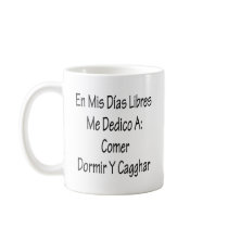 En Mis Dias Libres Me Dedico A Comer Y Cagar mugs