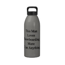 Este hombre ama snowboard más que cualquier cosa botellas de agua reutilizables