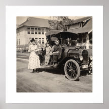 Familia con el coche en 1914 poster