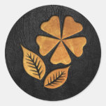Flor de oro en el cuero negro etiquetas  