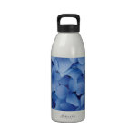 Flores azules del Hydrangea botellas de agua