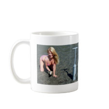 Gal Digging Clams Mug mug