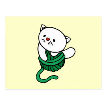 Gatito blanco con las camisetas y los regalos del  postales