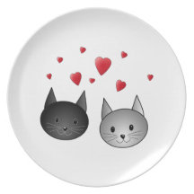 Gatos negros y grises lindos, con los corazones platos