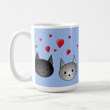 Gatos negros y grises lindos, con los corazones tazas