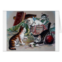 gatos traviesos de los gatitos que juegan con arte tarjeton