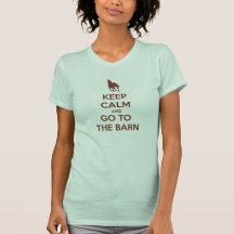 Guarde la calma y vaya a los caballos del granero camiseta