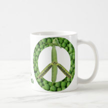 Guisantes en la taza de la tierra