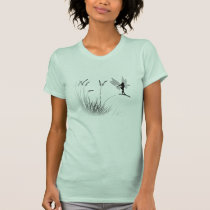 Hada en la camiseta de la hierba playeras