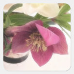 Hellebores y narcisos en florero pegatina