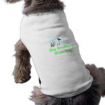 Hermano mayor está mirando la ropa del mascota camisetas de mascota