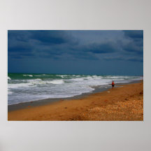 Hombre solitario que camina en la playa tempestuos poster