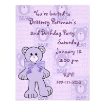 Invitación púrpura del cumpleaños del oso de peluc