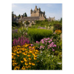 Jardines hermosos y castillo famoso en Escocia Tarjeta Postal