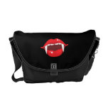 La boca del vampiro con los labios rojos y los col bolsa de mensajería