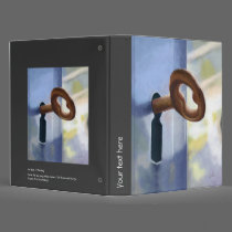La llave. / The key. binders