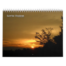 La salida del sol sombrea el calendario de pared