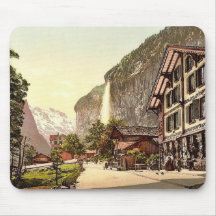 Lauterbrunnen Valley, street view with Staubbach W Mousepad