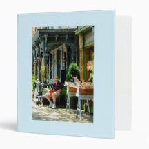 Lectura del hombre por la parada de libro