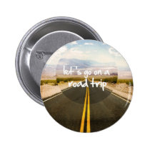 roadtrip, let&#39;s go on a roadtrip, motivationnal, quote, dream, cool, art, highway, discovery, freedom, landscape, trip, cars, road trip, passion, direction, funny, photography, instant, discover, fun, button, Badges og Pin med brugerdefineret grafisk design