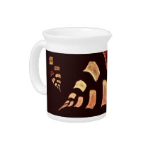 Lifelike leaf like beverage pitcher