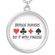 Los jugadores de puente lo hacen con la delicadeza collar