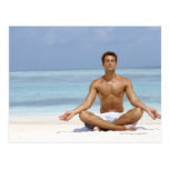 Maldivas, hombre joven hermoso meditating en a tarjeta postal