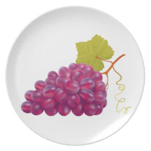 Manojo delicioso de uvas rojas plato