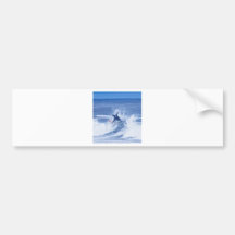 Manos que practican surf de la persona que practic etiqueta de parachoque